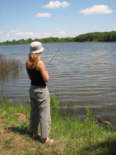 Фото женщина на рыбалке
