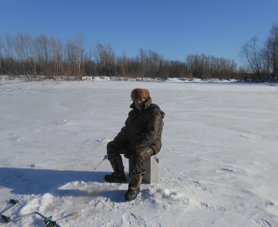 Любитель зимней рыбалки