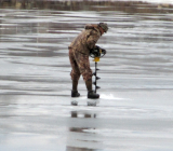 любитель зимней рыбалки