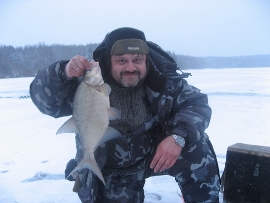 рыбалка по последнему льду на озере
