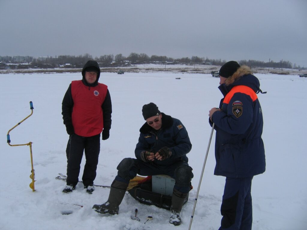 На Сахалине десятки удильщиков оказались на оторвавшейся льдине