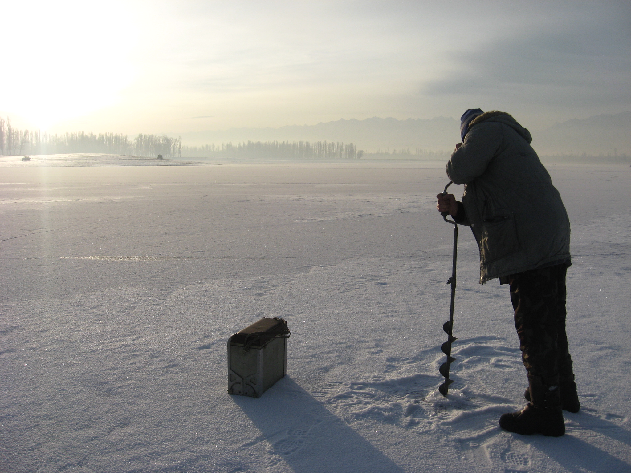 Рыбакам центральной России напомнили о запрете лова на зимовальных ямах
