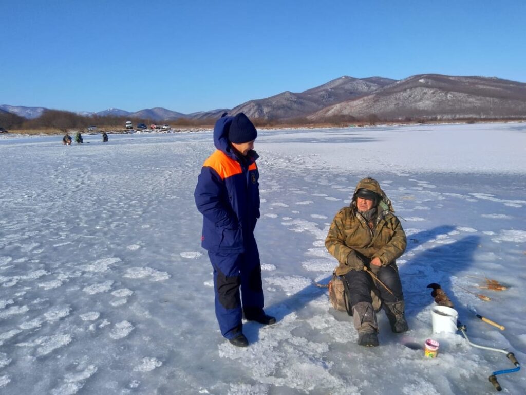Жителей Приморья предупреждают об опасности выхода на тонкий лед