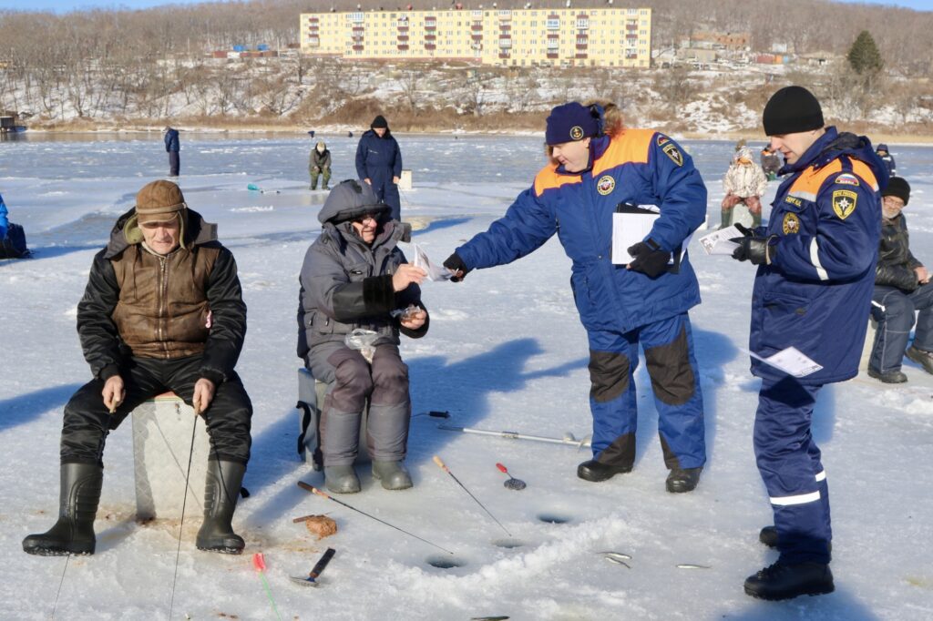 Жителей Приморья предупреждают об опасности выхода на тонкий лед