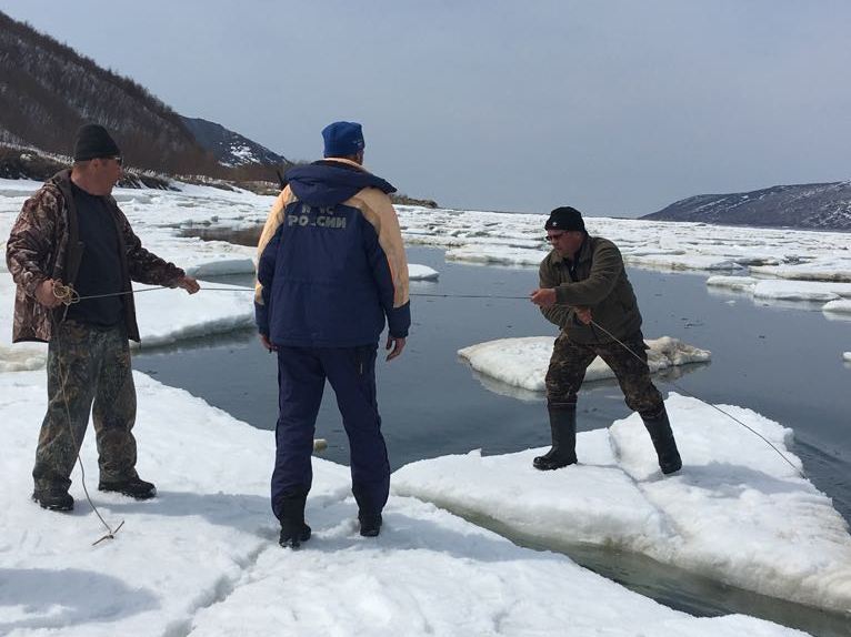Вопрос о спасении рыбаков с оторвавшейся льдины