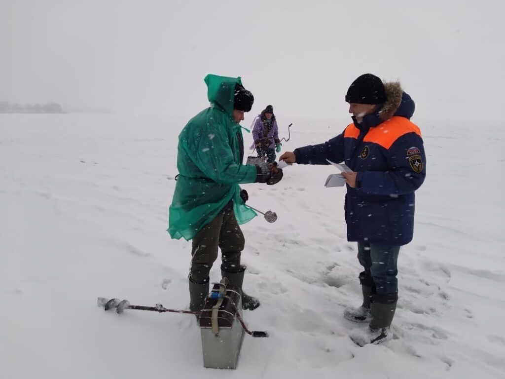 Рыбакам напомнили о важности ношения спасательных жилетов на льду