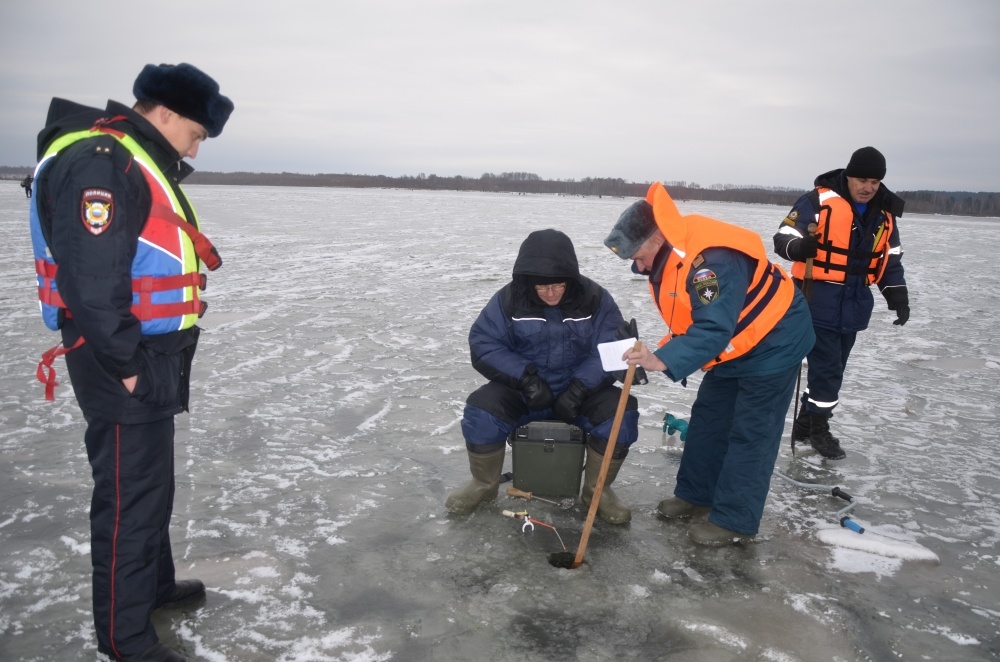 Рыбакам напомнили о важности ношения спасательных жилетов на льду