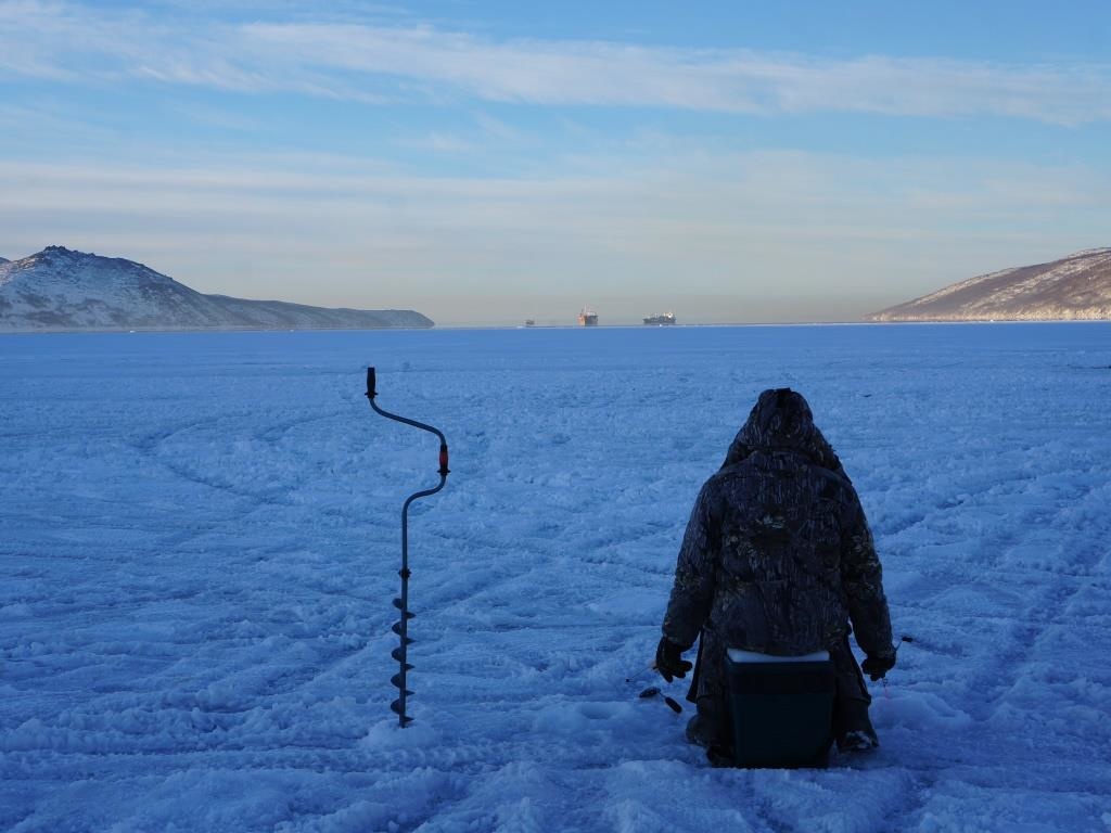 В Магаданской области с оторвавшейся льдины спасли рыбаков