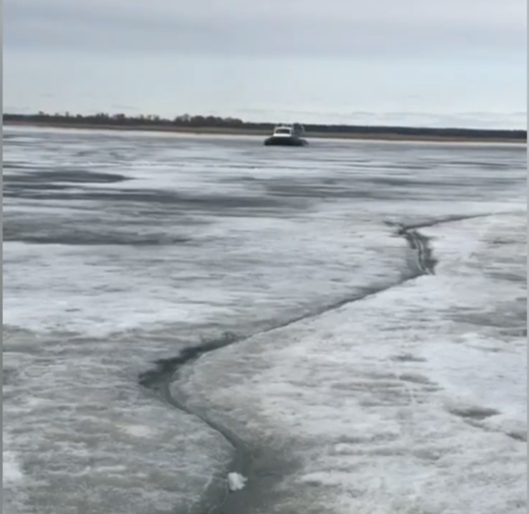 В Татарстане сняли со льда 35 рыболовов и щенка
