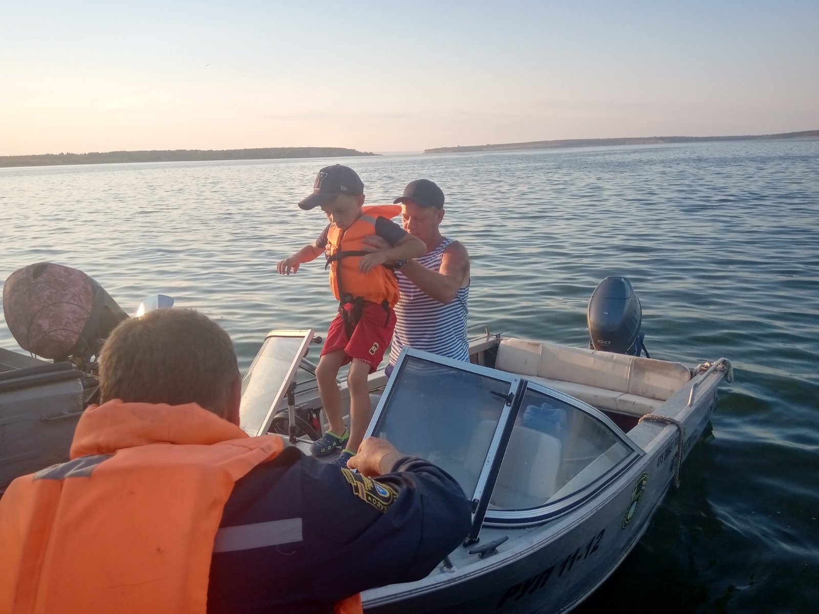 На Волге спасли рыбака с шестилетним сыном