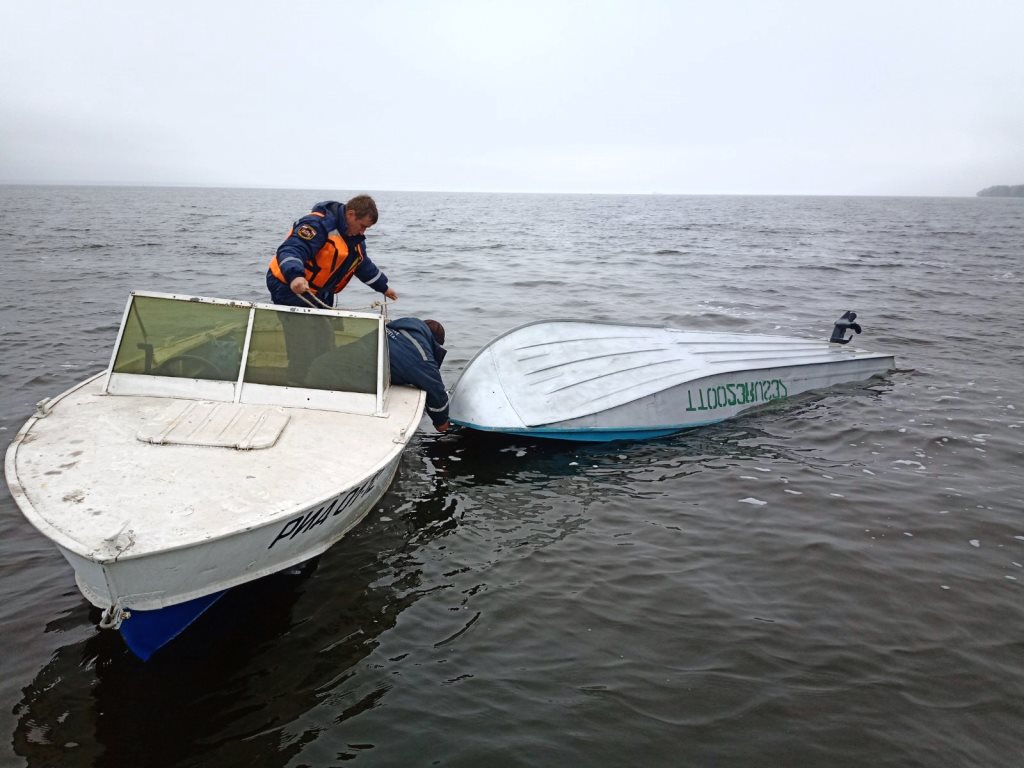 В Ивановской области на полном ходу перевернулась лодка с рыбаком