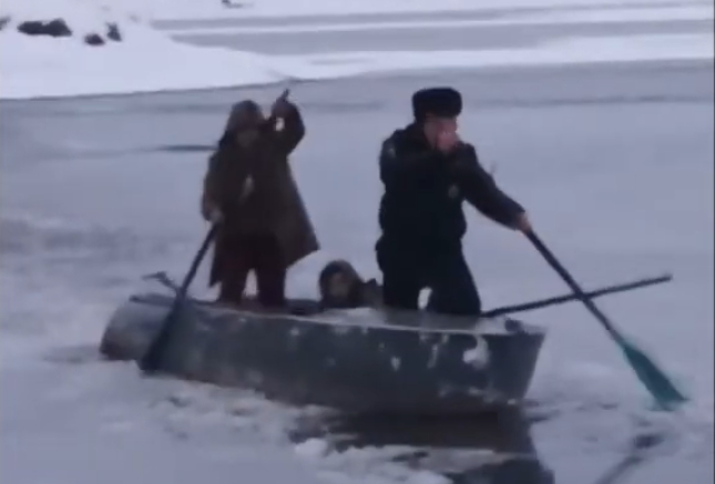 В Томской области полицейские спасли упавшего в воду рыбака