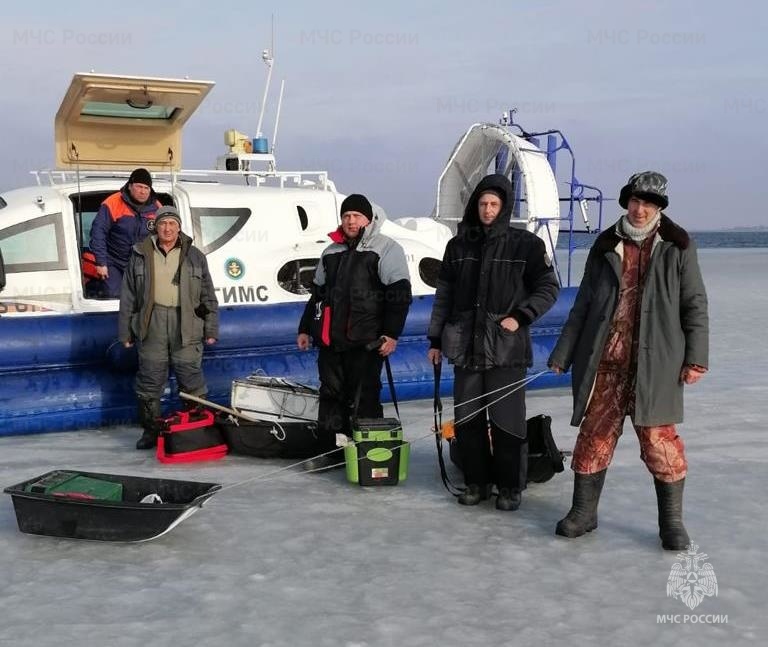 В Ростовской области спасли рыбаков со льдины