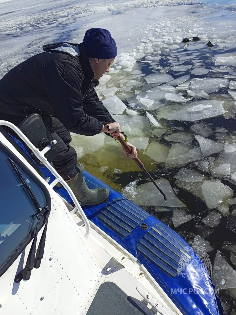 На Волге рыбаки провалились под лед и погибли