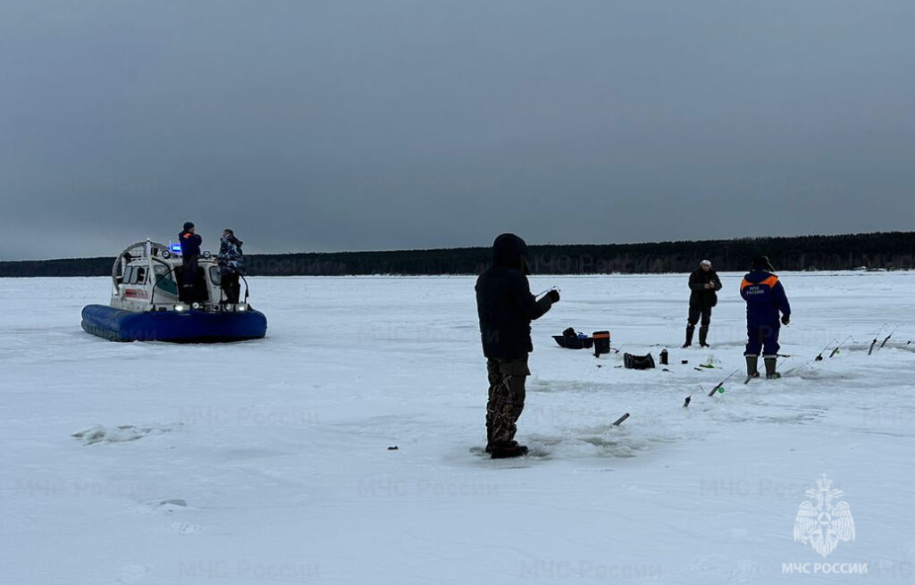 В Финском заливе спасли рыболовов со льдины
