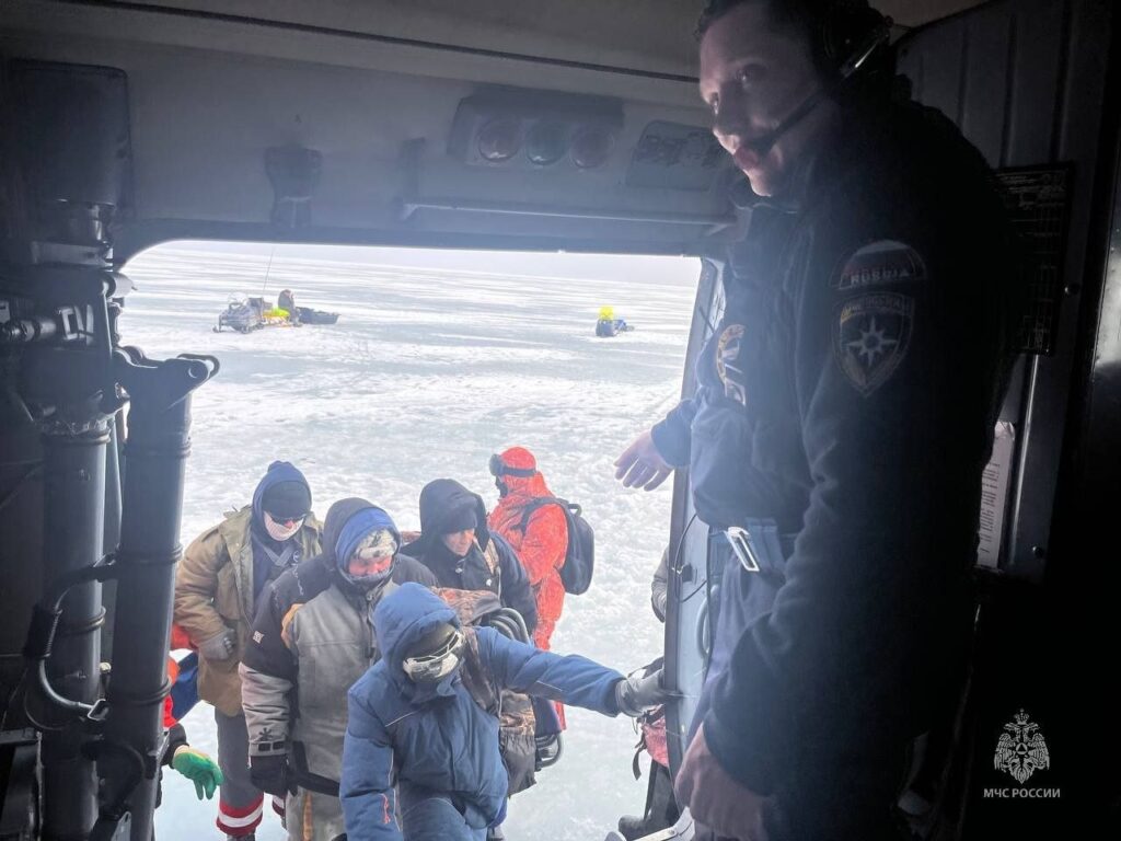 В Сахалинской области со льдины сняли 45 рыбаков