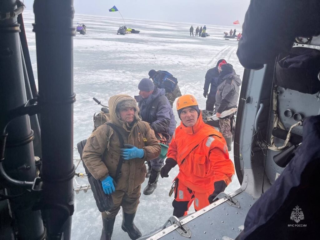 В Сахалинской области со льдины сняли 45 рыбаков