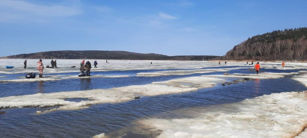 На Сахалине оторвалась льдина с десятками рыболовов