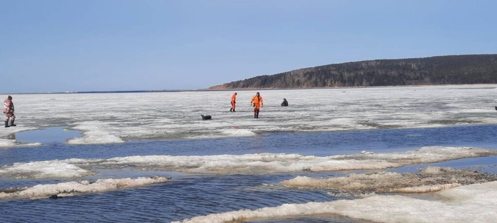 На Сахалине оторвалась льдина с десятками рыболовов