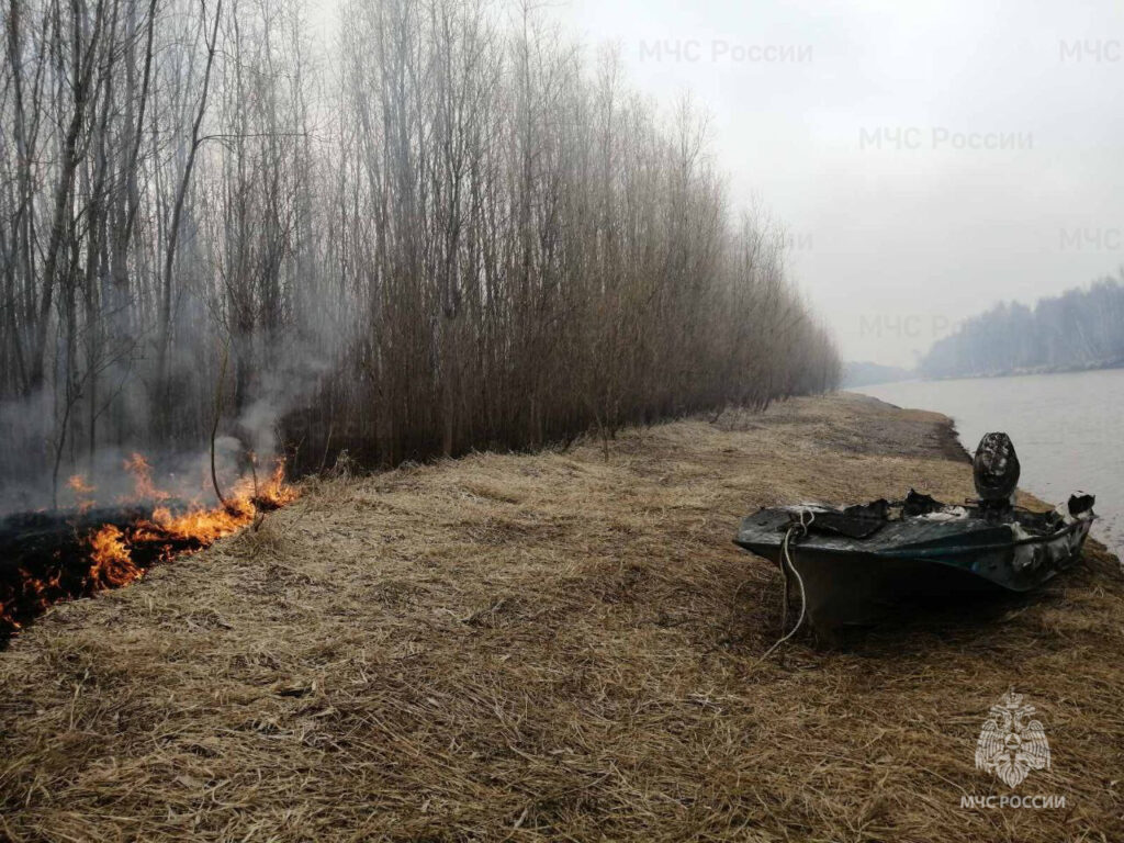 Охотники в Югре устроили пожар и сожгли свою лодку