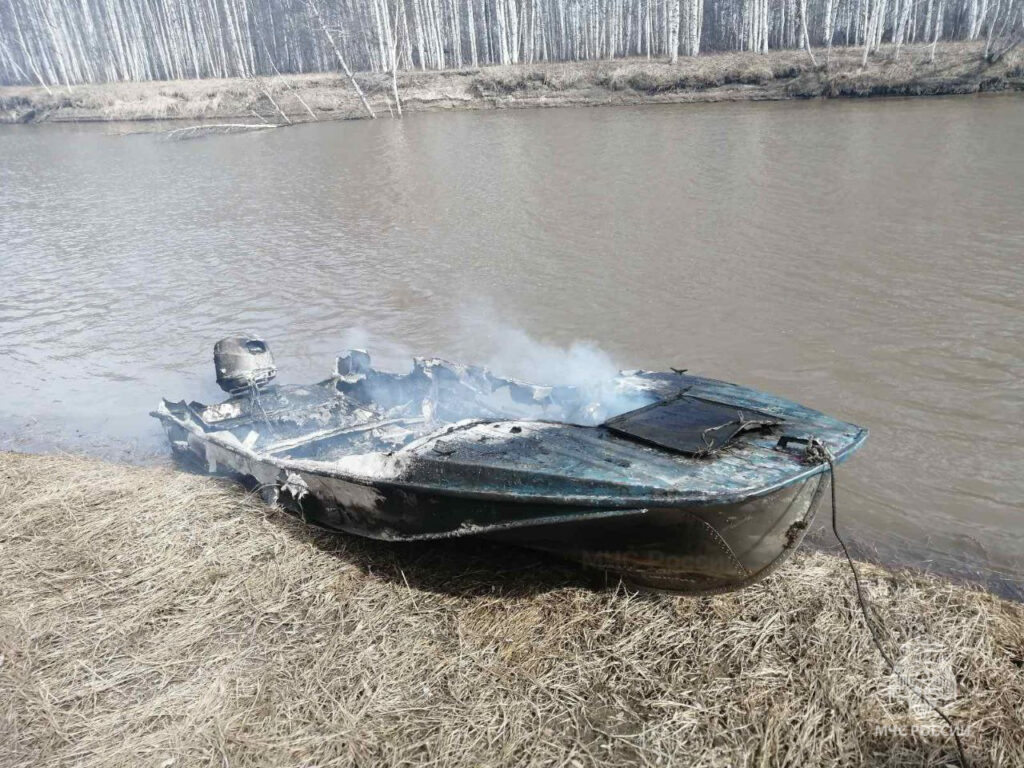 Охотники в Югре устроили пожар и сожгли свою лодку