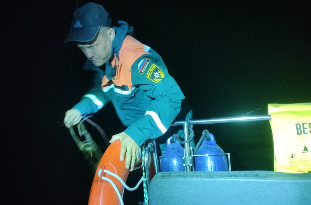 В Оренбургской области спасли рыбака на неисправной лодке