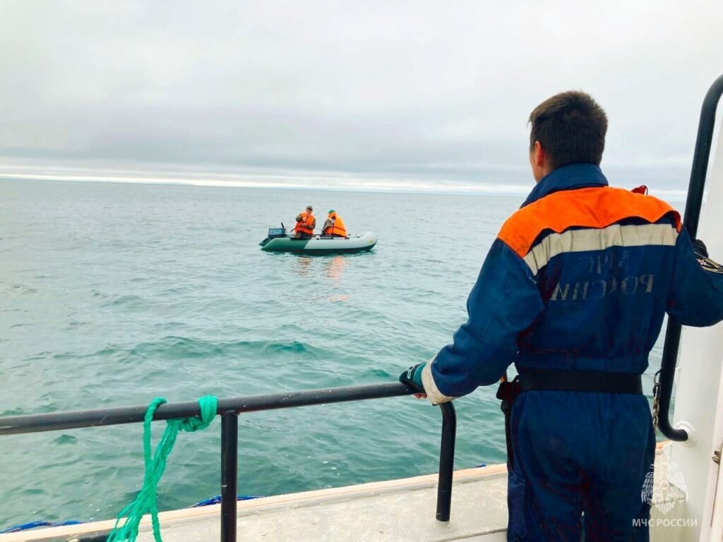 В Приморье спасли рыбаков на лодке