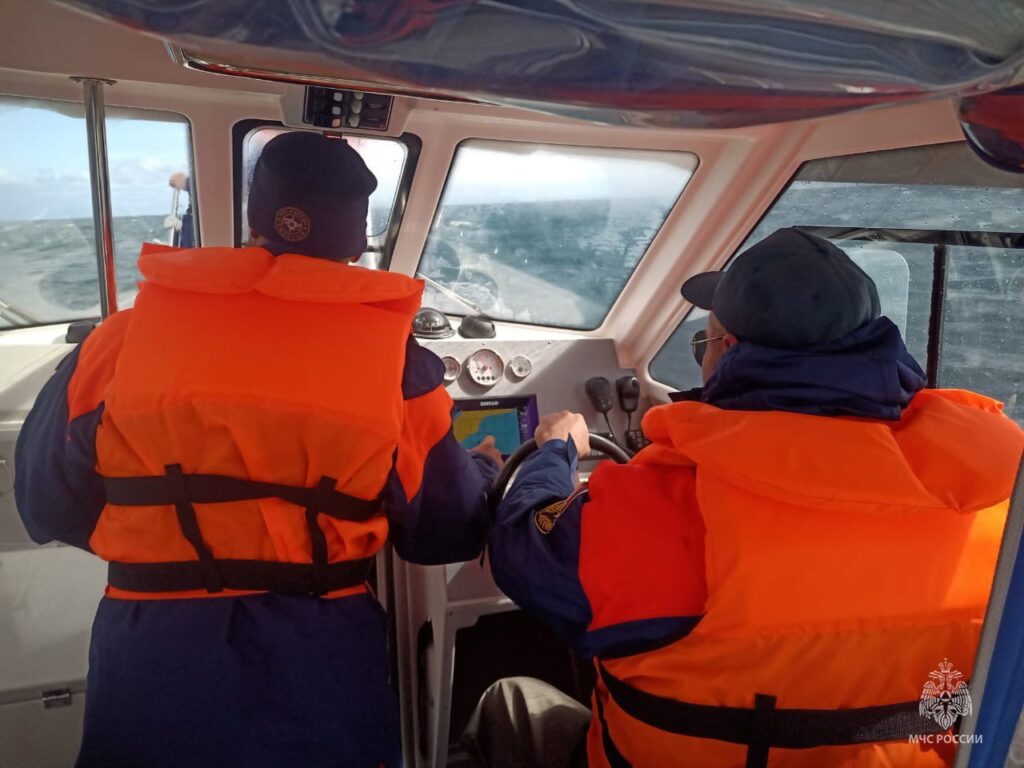 На Сахалине спасли рыбака на резиновой лодке