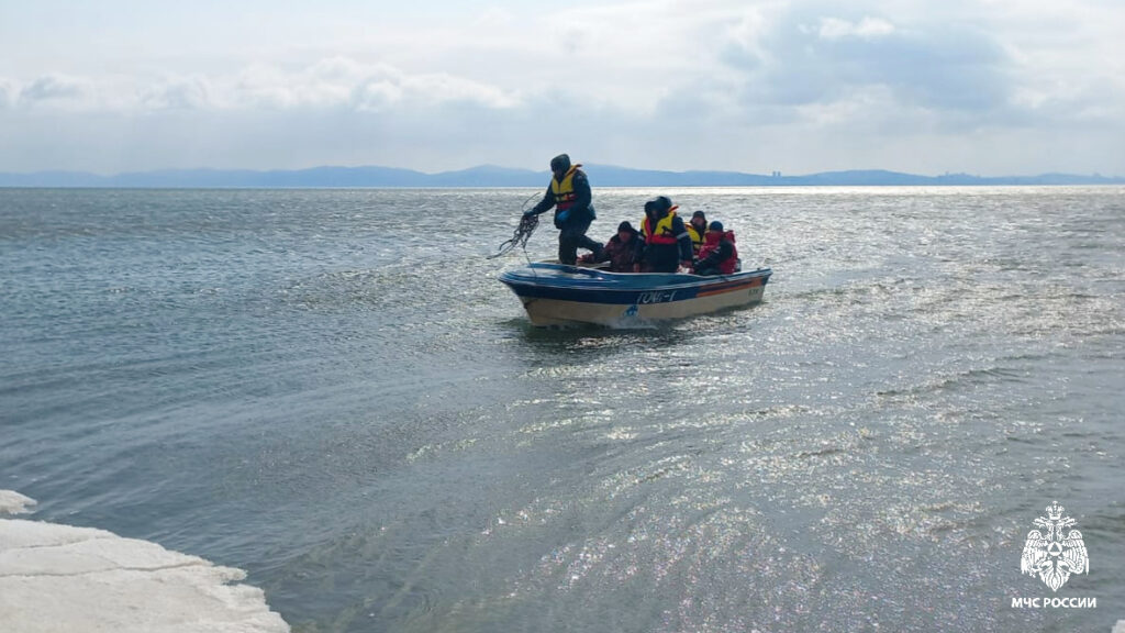 В Приморском крае с оторвавшейся льдины спасли десятки рыбаков